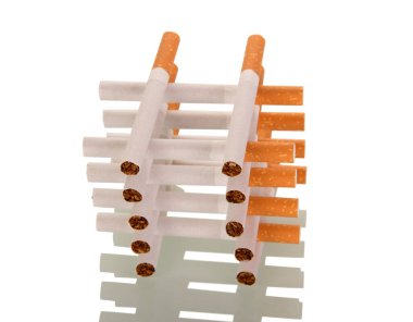 Birbiri üzerine yeni sigaralar, beyaz arka planda izole edilmiş.