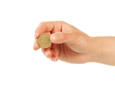 Beyaz arka planda izole edilmiş dişi ellerindeki bir Hryvnia sikkesi