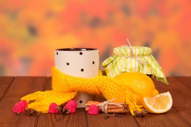 Reçel kavanozu, limonlu sıcak çay, hastalıktan, baharatlardan, kahverengi ahşap masada