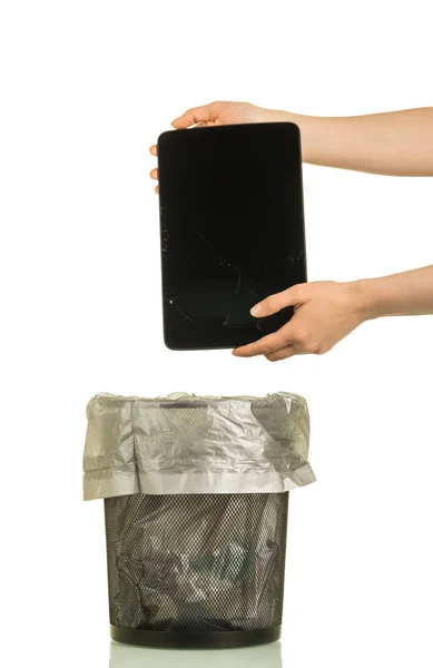 Mãos Femininas Jogando Dispositivo Quebrado Lata Lixo Isolado Fundo Branco — Fotografia de Stock