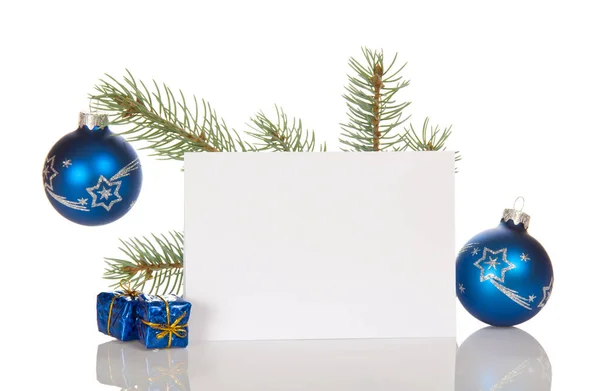 Kerst Dennentwijg Twee Speelgoed Ballen Kleine Geschenken Blanco Kaart Geïsoleerd — Stockfoto