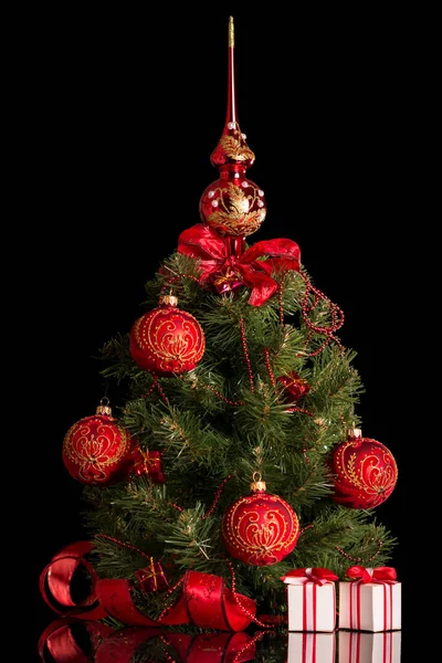 Weihnachtsbaum Schön Dekorierte Kleine Schachteln Mit Geschenken Isoliert Auf Schwarzem — Stockfoto