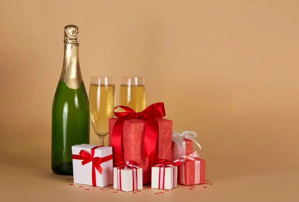 Bouteille Champagne Deux Verres Beaucoup Cadeaux Noël Dans Des Boîtes — Photo