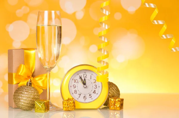 Ожидание Нового Года Часы Подарки Шампанское Ярко Желтом Фоне — стоковое фото