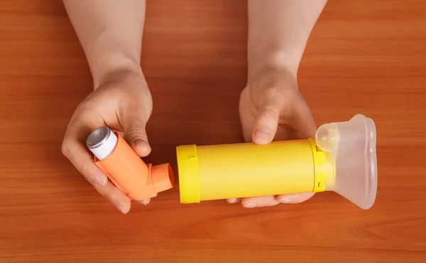 Vrouwelijke Handen Die Inhalator Voorbereiden Werken Achtergrond Van Houten Tafel — Stockfoto