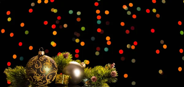 Kiefernzweig Schönes Weihnachtsspielzeug Und Kleines Souvenir Auf Dunklem Hintergrund — Stockfoto