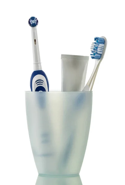 Elektrische Zahnbürste Handzahnbürste Und Zahnpasta Becher Isoliert Auf Weißem Hintergrund — Stockfoto