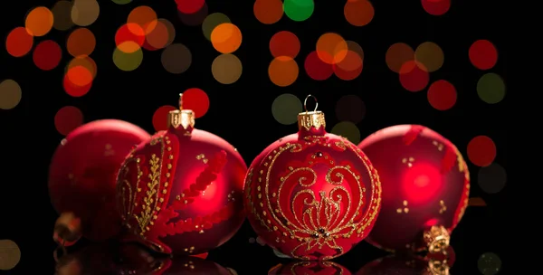 Leuchtend Rote Weihnachtskugeln Mit Mustern Auf Schimmerndem Dunklen Hintergrund — Stockfoto