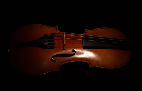 黒い背景に孤立した楽器のバイオリン — ストック写真