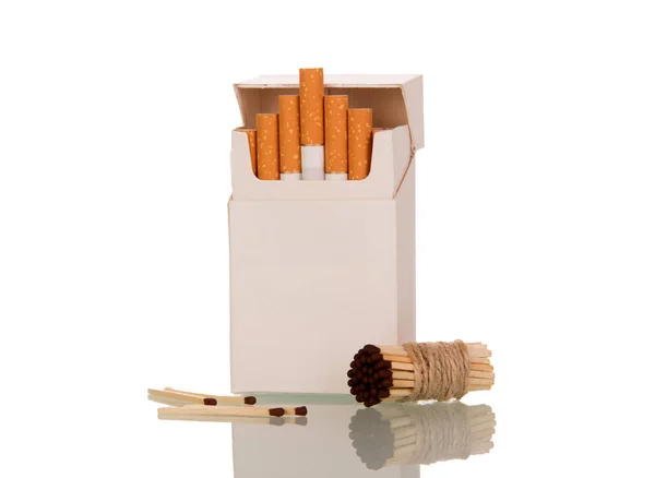 Pack Cigarettes Nearby Bunch Matchsticks Isolated White Background — Stock Photo, Image