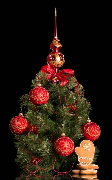 Díszített Karácsonyfa Golyókkal Gyöngyökkel Karácsonyfa Alatt Mézeskalács Sütik Elszigetelt Fekete — Stock Fotó