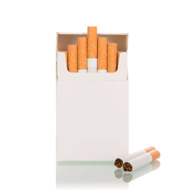 Bir paket sigara, iki sigara yan yana uzanıyor, beyaz arka planda izole edilmiş.