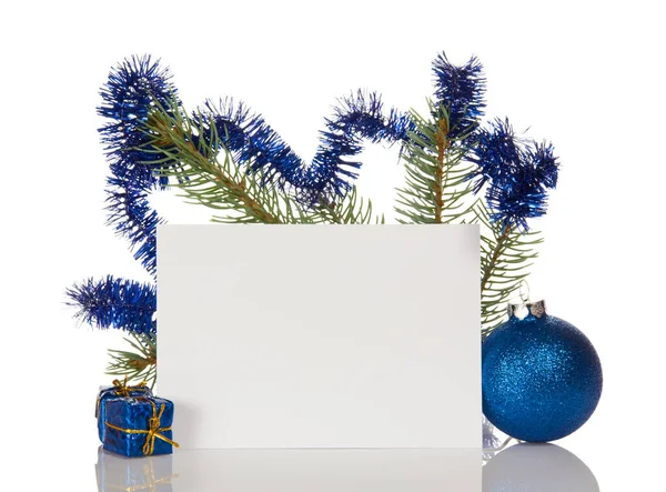 Gałęzie Sosny Ozdobione Świecidełkiem Mały Prezent Świąteczny Zabawka Puste Karty — Zdjęcie stockowe