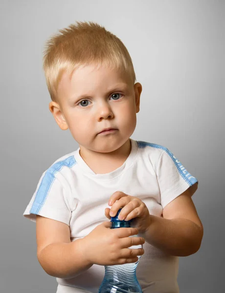 Charmant Baby Houden Van Een Fles Met Water Grijze Achtergrond — Stockfoto