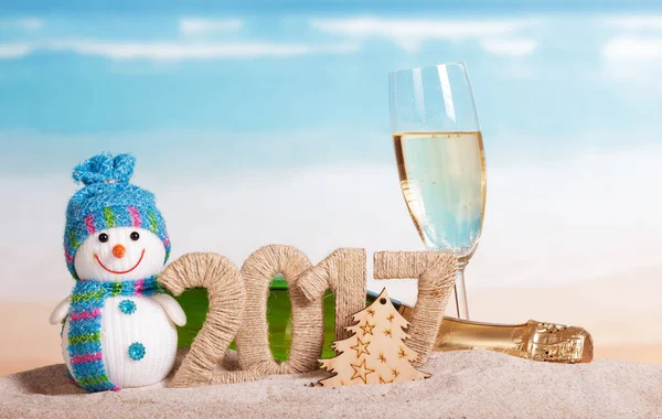 Kerst 2017 Inscriptie Champagne Sneeuwpop Het Zand Achtergrond Van Oceaan — Stockfoto