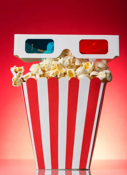 Square Striped Box Popcorn Glasses Red Background — Stock Photo, Image