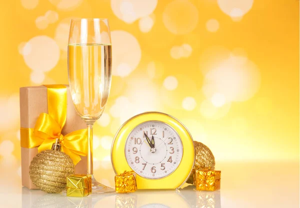 Kerstcadeau Met Een Helder Lint Champagne Kersthorloge Een Gele Achtergrond — Stockfoto
