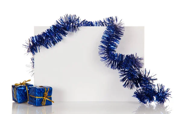 Witte Kerstkaart Versierd Met Blauwe Tinsel Geschenken Geïsoleerd Witte Achtergrond — Stockfoto