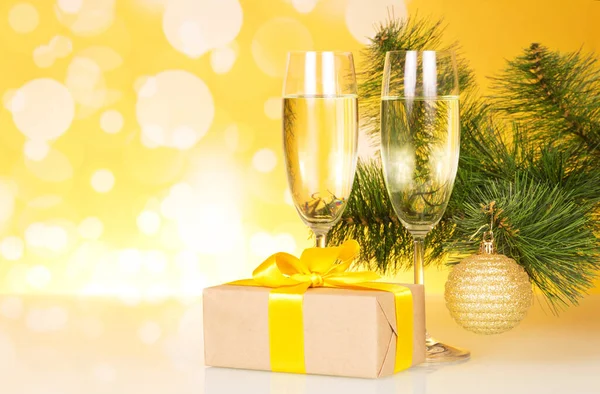 Sektgläser Weihnachtsgeschenk Und Weihnachtsbaum Auf Gelbem Hintergrund — Stockfoto