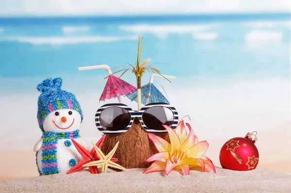 Kokosnoot Het Zand Met Parasols Sneeuwpop Zeester Een Kerstbal Achtergrond — Stockfoto