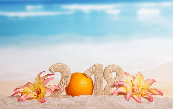 2018年新年题词 装饰有橙子和沙子中的花朵 — 图库照片