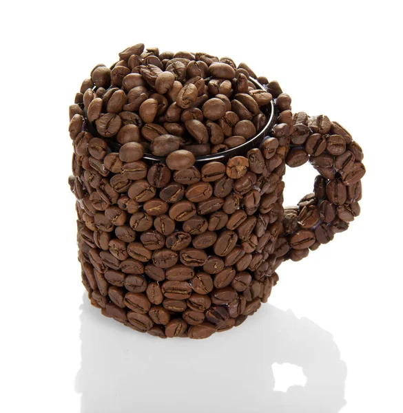 Beyaz Arka Planda Kahve Çekirdekleri Ile Dolu Bir Fincan Kahve — Stok fotoğraf