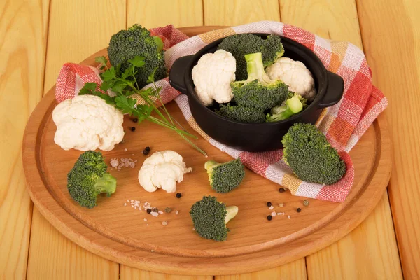 Broccoli Cavolfiore Padella Una Tavola Rotonda Sullo Sfondo Legno Chiaro — Foto Stock