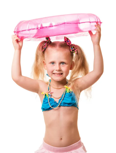 小さなブロンド女の子でA水着を保持していますインフレータブルリング上の頭隔離された上に白の背景 — ストック写真