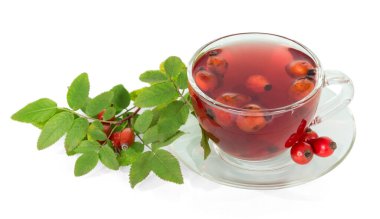 Böğürtlen dalları ve beyaz arka planda izole edilmiş bir fincan çay..