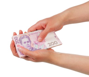 Bir yığın para. Beyaz arka planda izole edilmiş 200 Ukraynalı kadının ellerinde..