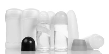 Beyaz arkaplanda çeşitli deodorant kuru ve top izole.
