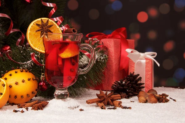 Glühwein Mit Orangen Nelken Anis Zimt Weihnachtsbaum Und Geschenken Schnee — Stockfoto