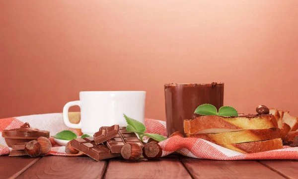 Copas Con Crema Chocolate Nueces Rebanadas Pan Sobre Fondo Marrón — Foto de Stock