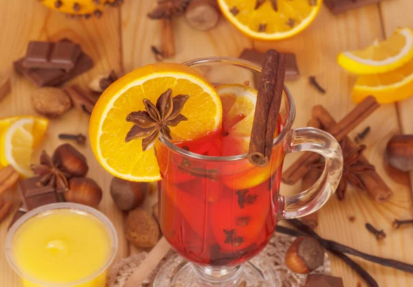 Vinho Amontoado Com Laranja Pote Mel Nozes Doces Fundo Madeira — Fotografia de Stock