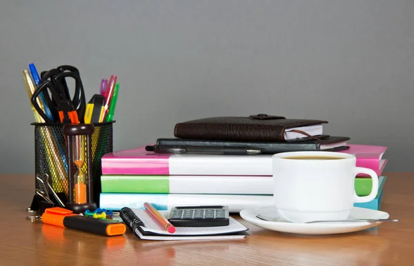 Bücher Taschenrechner Set Bürobedarf Und Kaffeetasse Izlirovano Auf Weißem Hintergrund — Stockfoto