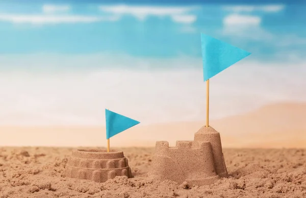 コロシアムと砂の城 海岸の背景の旗 — ストック写真