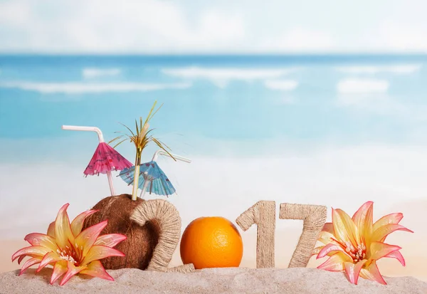 Orange Statt Der Zahl Jahr 2017 Kokosnuss Und Blumen Sand — Stockfoto