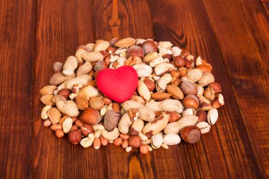 Farklı türde cevizler, soyulmuş, arka planda koyu renk ahşap..