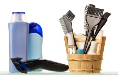 Beyaz arkaplanda izole edilmiş erkek tıraş takımı.