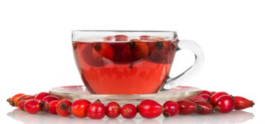 Böğürtlen ve beyaz arka planda izole edilmiş bir fincan çay..