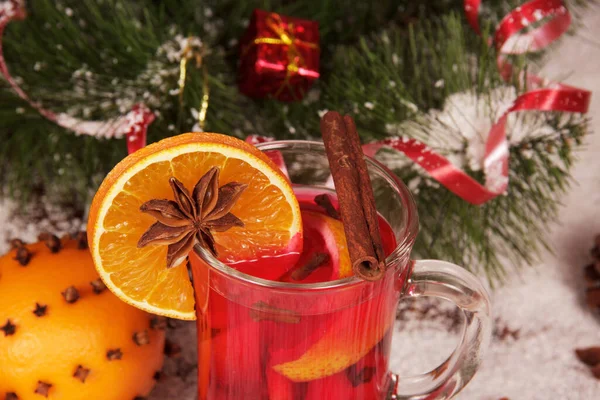 Mulled Avec Orange Clous Girofle Anis Cannelle Sur Fond Sapin — Photo