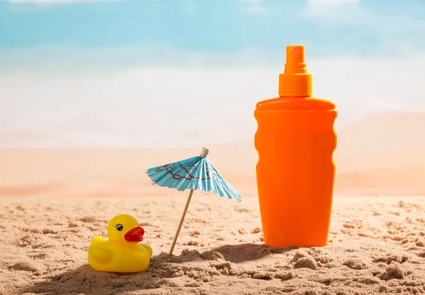 Sluneční Krém Deštník Gumová Kachna Písku Moře — Stock fotografie