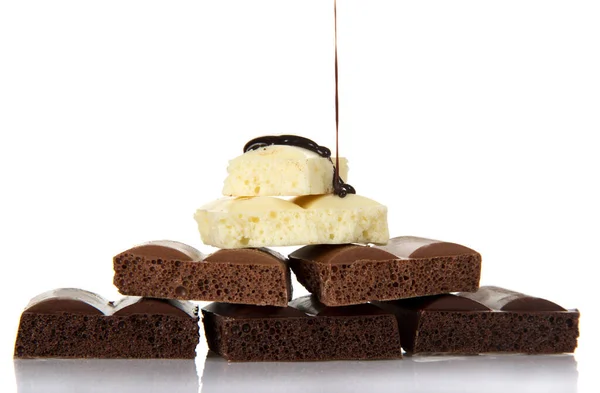 Pedazos Leche Porosa Chocolate Negro Aislados Sobre Fondo Blanco —  Fotos de Stock