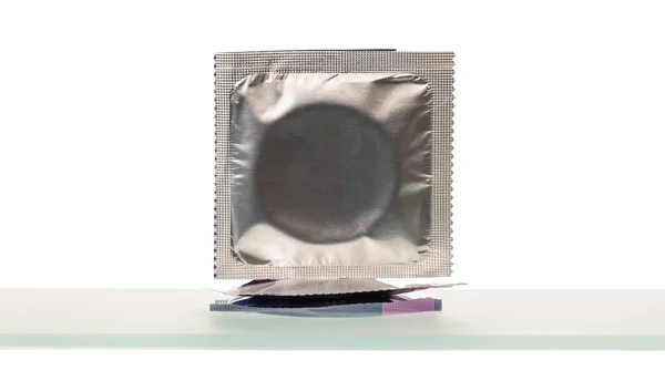 Paketteki Prezervatifler Beyaz Arkaplanda Izole Edilmiş — Stok fotoğraf