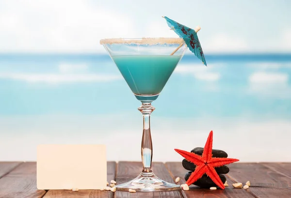 Blanco Wenskaart Cocktail Zeesterren Stenen Een Achtergrond Van Zee — Stockfoto