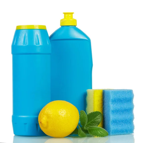 塑料瓶中的家用化学品 带有柠檬 薄荷和海绵的香味 背景为白色 — 图库照片