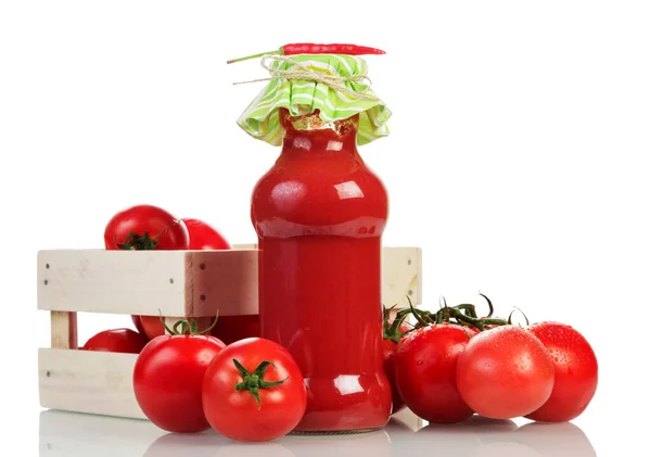 Holzkiste Mit Tomaten Saftflasche Und Rotem Paprika Isoliert Auf Weißem — Stockfoto