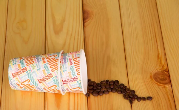 Jednorázové Papírové Kelímky Kávová Zrna Pozadí Lehkého Dřeva — Stock fotografie