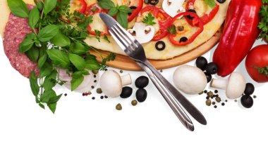 Pizza ve çatal bıçak takımı beyaz arka planda izole edilmiş..