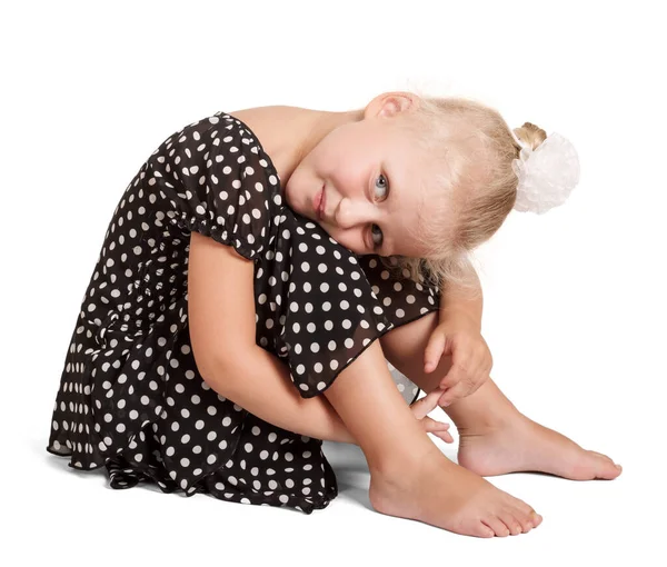 Ein Nettes Kleines Blondes Mädchen Einem Dunklen Kleid Mit Tupfen — Stockfoto